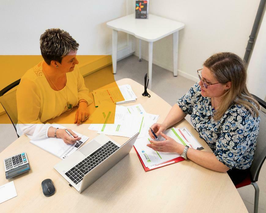 deux femmes devant un ordinateur
